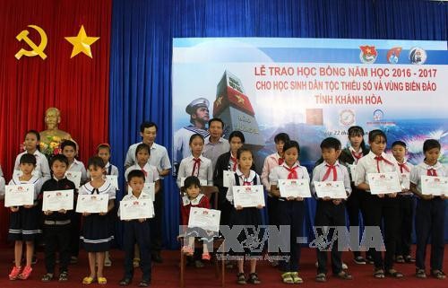 Trao học bổng cho học sinh người dân tộc thiểu số, con ngư dân có hoàn cảnh khó khăn  - ảnh 1